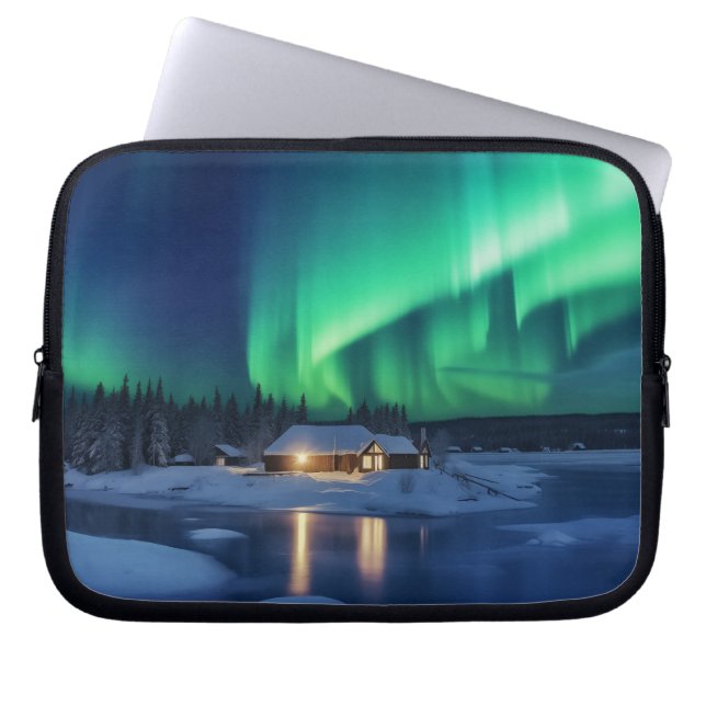 Aurora borealis über Winterkabine Laptopschutzhülle (Vorderseite)