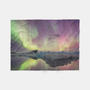 Aurora-Lichter spiegeln sich in der Lagune Fleecedecke
