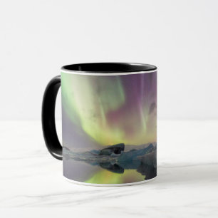 Aurora-Lichter spiegeln sich in der Lagune Tasse