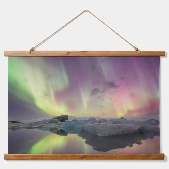 Aurora Lights Reflektion in Lagoon Wandteppich Mit Holzrahmen (Vorne)