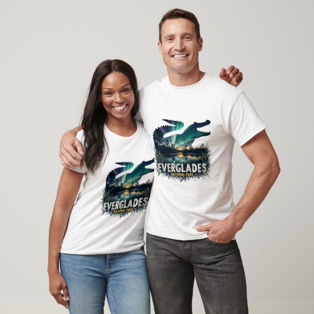 Aurora Over Everglades mit Alligator-Silhouette T-Shirt (Unisex)