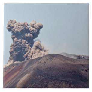 Aus dem aktiven Vulkan Anak Krakatau entfliehendes Fliese