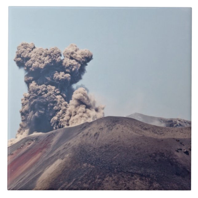 Aus dem aktiven Vulkan Anak Krakatau entfliehendes Fliese (Vorderseite)