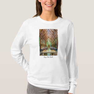 Aus dem Shirt der Altar-Frauen