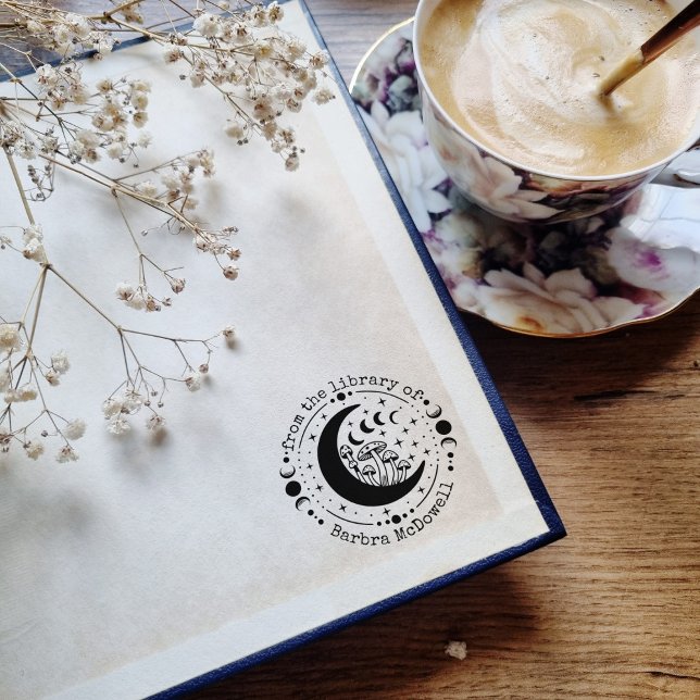 Aus der Bibliothek des Mondes & Pilzes Ex Libris Gummistempel (From the library of - round stamp with moon phases, moon, and stars and mushrooms)