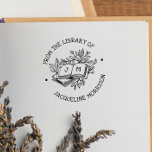 Aus der Bibliothek des Vintagen botanischen Buches Gummistempel<br><div class="desc">Eine niedliche Briefmarke aus Holzbüchern mit rustikalen Schriften, botanischen Blätter und Baumzweigen! "Aus der Bibliothek von" und Ihr individuelle Name sind in kurvigem Text um die zentrale Illustration geschrieben. Der Text ist in skurrilen, handgeschriebenen Hauptstädte geschrieben. Die Abbildung zeigt einen Stapel Bücher, das oberste Buch liegt offen und Ihre Initialen...</div>