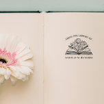 AUS DER BIBLIOTHEK IHRES NAMENS ERÖFFNETE BUCHBLUM GUMMISTEMPEL<br><div class="desc">Elegante Buchzeichen-BRIEFMARKE mit Ihrem personalisierten Namen, perfekt, um Ihre Lieblingsbuchsammlung um eine persönliche Touch zu bereichern. Das Buchzeichen zeigt oben eine anmutig gekrümmte Aufschrift "From the Library of", eine atemberaubende Abbildung eines geöffneten Buches mit Blume und Blätter in der Mitte. Ersetzen Sie den Namen unter dem Buch durch Ihren eigenen...</div>