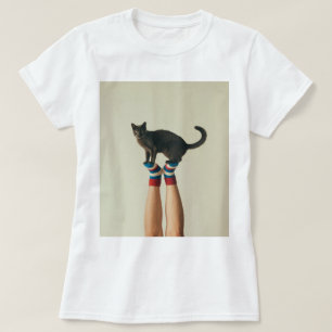 Ausbalancieren der Katze auf den gestreiften Socke T-Shirt