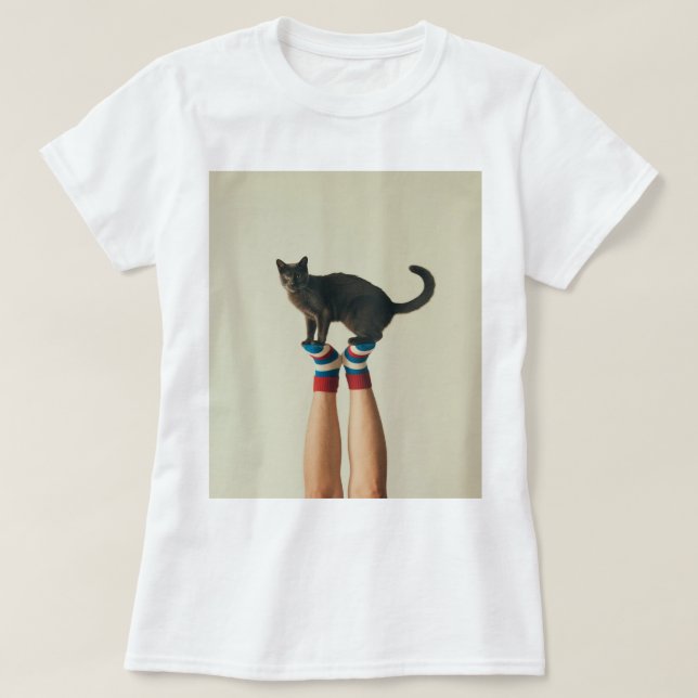 Ausbalancieren der Katze auf den gestreiften Socke T-Shirt