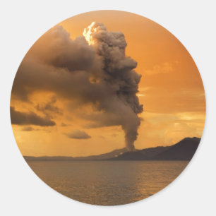 Ausbrechender Tavurvur Vulkan-Rabaul-Kessel Runder Aufkleber