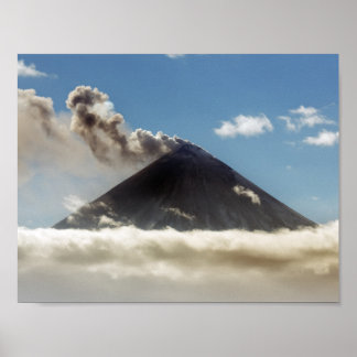 Ausbruch des Kluchevskoy-Vulkans. Kamchatka Poster