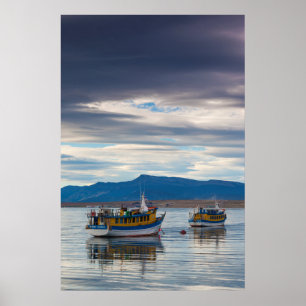 Ausflugsboote auf der Bucht von Seno Ultima Espera Poster