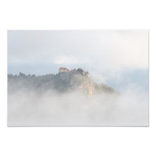 Ausgeblutetes Schloss umgeben durch Wolken Fotodruck