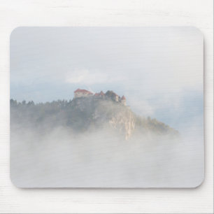 Ausgeblutetes Schloss umgeben durch Wolken Mousepad