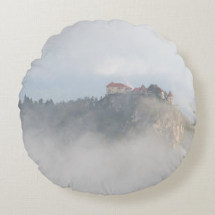 Ausgeblutetes Schloss umgeben durch Wolken Rundes Kissen