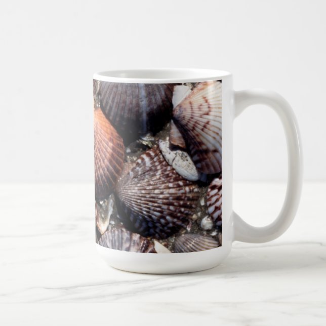 Ausgebogte bunte Seashells auf einem schwarzen Tasse (Rechts)
