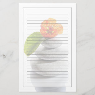 Ausgeglichene Steine und rote Blume Briefpapier