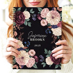 Ausgeklügelter dunkler Individuelle Name Planer<br><div class="desc">Dieses elegante Design zeigt eine luxuriöse Anordnung von Blumen in reichen Pflaumen-, Creme-, Rost- und Marinetönen, Set vor einem dramatischen schwarzen Hintergrund. Der personalisierte Name und das Jahr fügen eine raffinierte und einzigartige Touch hinzu, die sich perfekt für Profis, Studierende oder alle Lieben klassischer und zeitloser Blumenkunst eignet, um Aufgaben...</div>