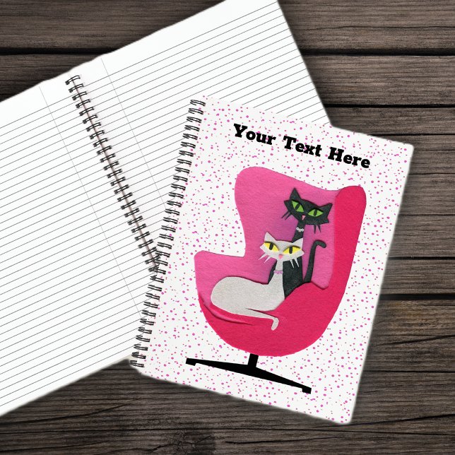 Ausgereifte Atomkatzen Diamantklammern im Stuhl Notizbuch (Mid century black white cats sitting in pink chair on white with pink polka dotted spiral notebook.)