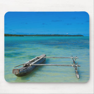 Auslegerkanu im flachen Ozean Mousepad