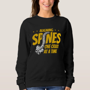 Ausrichtung der Spines an einem Rack an einem Chir Sweatshirt