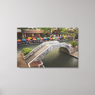 Außen-Café entlang des River Walk und Brücke über  Leinwanddruck