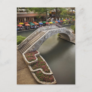 Außen-Café entlang des River Walk und Brücke über Postkarte