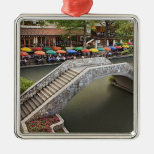 Außen-Café entlang des River Walk und Brücke über Silbernes Ornament