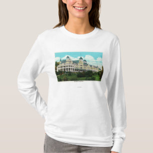 Außenansicht des Berg-angenehmen Hotels T-Shirt