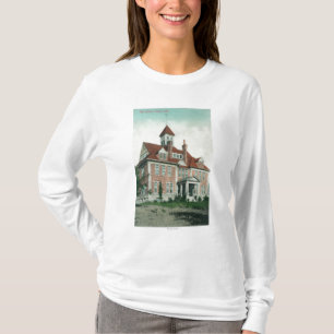 Außenansicht des hohen SchoolYreka, CA T-Shirt