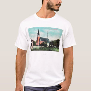 Außenansicht einer katholischen Kirche T-Shirt