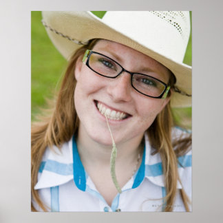 Außenportrait von lächelndem Kuhmädchen beißendes Poster