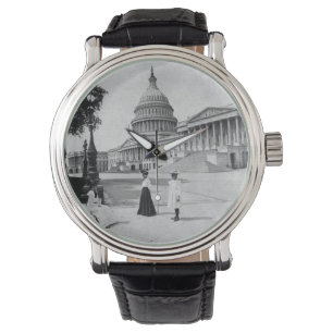 Äußeres des Hauptstadts-Gebäude mit Frauen Armbanduhr