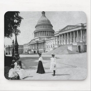 Äußeres des Hauptstadts-Gebäude mit Frauen Mousepad