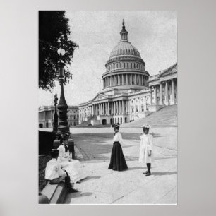 Äußeres des Hauptstadts-Gebäude mit Frauen Poster