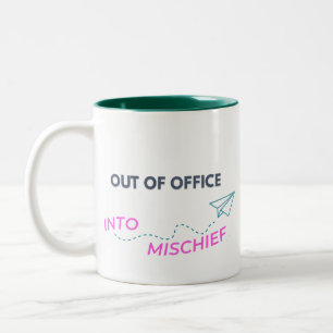 Außerhalb des Amtes. Into Mischief Zweifarbige Tasse