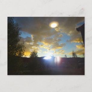 Außerirdische, die von einem UFO herabstrahlend Postkarte