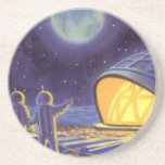 Außerirdischen zur Vintagen Science Fiction auf de Getränkeuntersetzer<br><div class="desc">Vintage Illustration futuristische Science Fiction Außerirdischen und Roboter im Weltraumbild. Ein klassisches Comic-Buch-Design mit freundlichen Alien-Astronauten auf einem fremden Planeten oder Mond auf einer Raumstation,  die auf der Erde herauf und winkt. Sterne funkeln am Nachthimmel.</div>