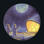 Außerirdischen zur Vintagen Science Fiction auf de Magnet<br><div class="desc">Vintage Illustration futuristische Science Fiction Außerirdischen und Roboter im Weltraumbild. Ein klassisches Comic-Buch-Design mit freundlichen Alien-Astronauten auf einem fremden Planeten oder Mond auf einer Raumstation,  die auf der Erde herauf und winkt. Sterne funkeln am Nachthimmel.</div>