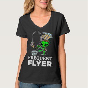 Außerirdischer Fliegenfischen fängt Forelle aus de T-Shirt