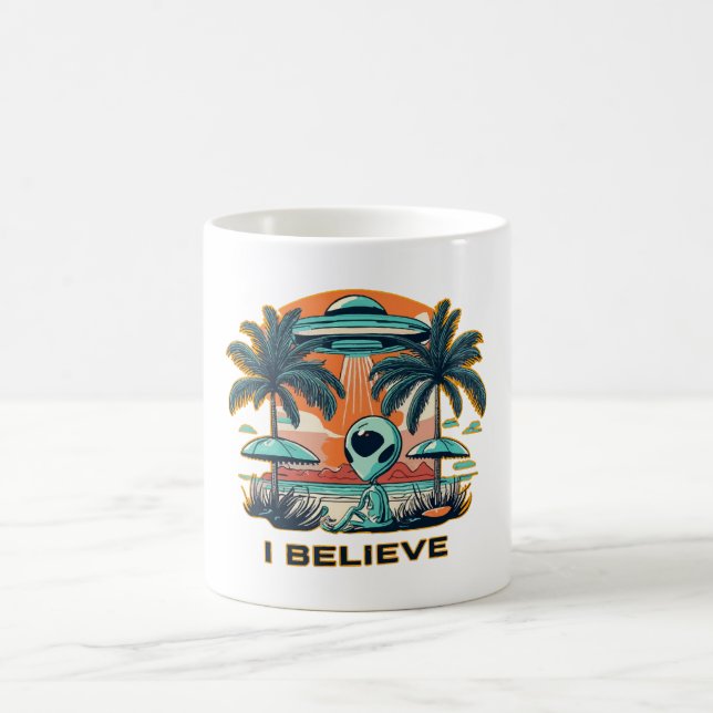 Außerirdischer mit UFO ICH GLAUBE Kaffeetasse (Mittel)