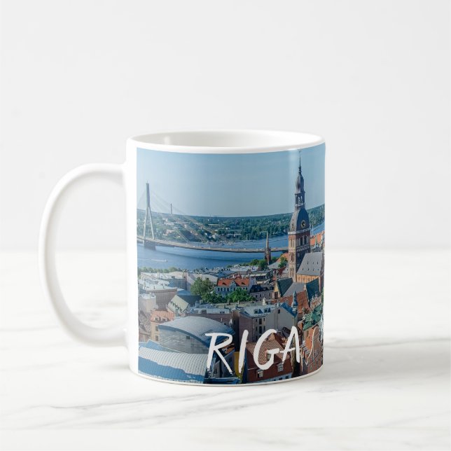 Aussicht auf das Stadtzentrum von Riga von oben Kaffeetasse (Links)