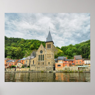 Aussicht auf die alte Kirche in Dinant von der Maa Poster