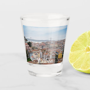 Aussicht auf die Altstadt von Lissabon und die Brü Schnapsglas