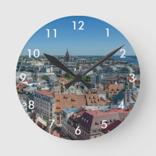 Aussicht auf die Altstadt von Riga von oben Runde Wanduhr