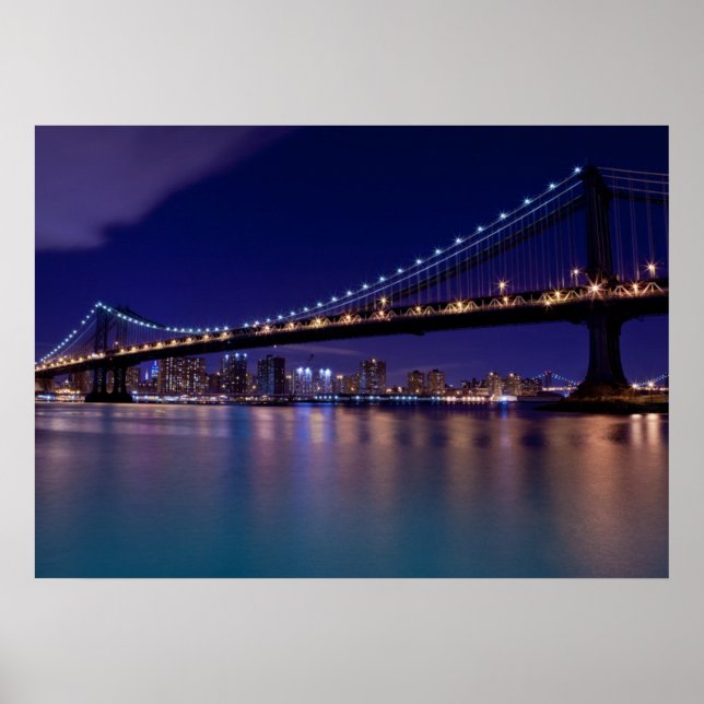 Aussicht auf die Brücke von Manhattan in der Nacht Poster (Vorne)