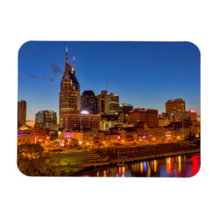 Aussicht auf die Skyline der Stadt bei Nacht Magnet