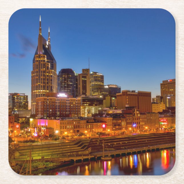 Aussicht auf die Skyline der Stadt bei Nacht Rechteckiger Pappuntersetzer (Vorderseite)