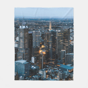 AUSSICHT AUF DIE STADT GEBÄUDE WÄHREND DER NACHT FLEECEDECKE