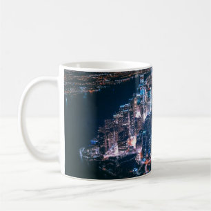 AUSSICHT AUF DIE STADT GEBÄUDE WÄHREND DER NACHT KAFFEETASSE